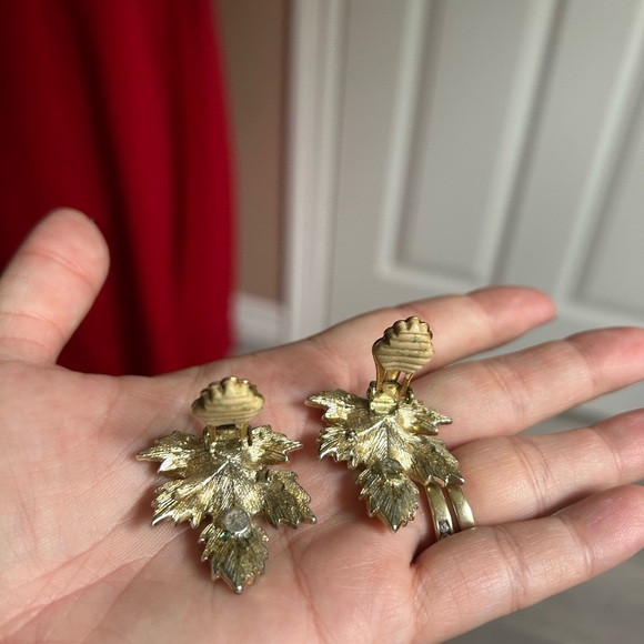 4/$100 SARAH COVENTRY Gold Leaf Earrings clip ons 🍁 - Picture 5 of 6